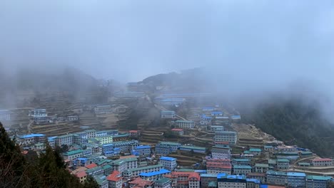 Una-Vista-De-ángulo-Alto-De-Namche-Bazar-Con-Un-Lapso-De-Tiempo-De-Nubes-Rodando-Sobre-La-Ciudad-Y-Las-Cordilleras