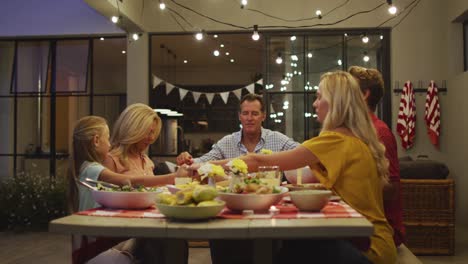 familia feliz orando antes de la cena