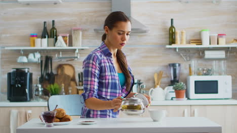 Pouring-green-tea-in-cup