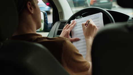 el conductor escribiendo dentro de la furgoneta.
