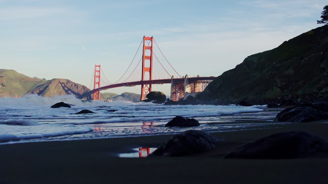 해변에 있는 골든 게이트 다리