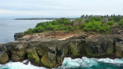 Gefährliche-Wellen-Und-Klippen-Auf-Der-Insel-Nusa-Ceningan-An-Bewölkten-Tagen,-Antenne