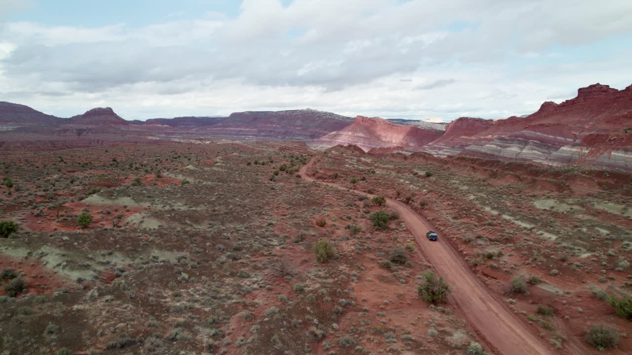 coche siguiendo el disparo de un dron en la gran escalera, utah, estados unidos