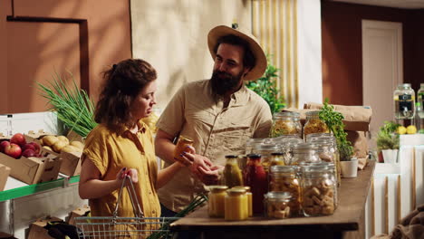 Marido-Y-Mujer-Comprando-Alimentos-Orgánicos