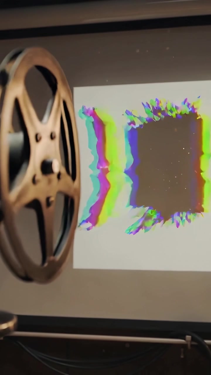 Video verticale: Lampada che si accende, bobina metallica che gira in una stanza buia, proietta un pattern di test, spazio per il testo