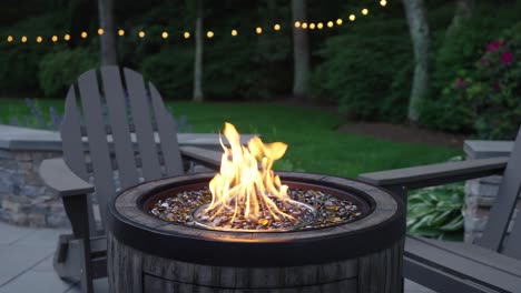 La-Hoguera-De-Gas-Está-Encendida-En-Un-Patio-Al-Aire-Libre-Con-Muebles-De-Exterior-En-Una-Noche-De-Verano