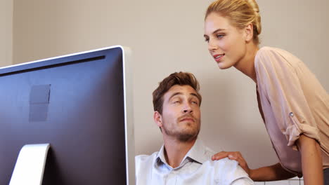 equipo de negocios atractivo trabajando juntos