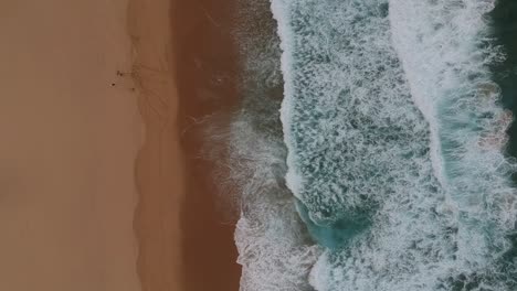 Olas-Azules-Rompiendo-En-Una-Playa