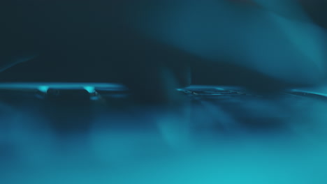 persona escribiendo en una computadora portátil por la noche