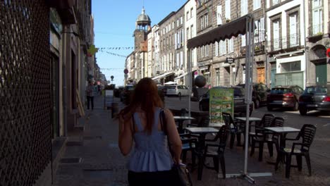 Caminando-En-La-Histórica-Auvernia,-Francia-1