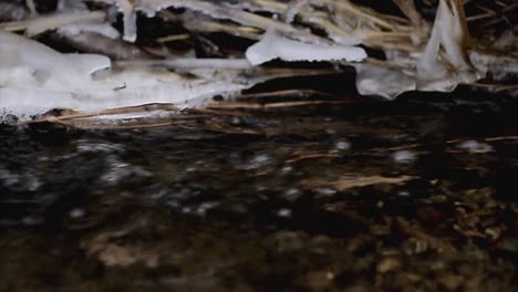 Wasser,-Das-In-Einen-See-Läuft-Und-Das-Wasser-Verschmutzt-Stockvideomaterial