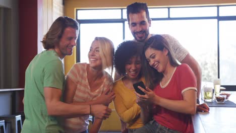 amigos en el bar en un pub tomando una selfie