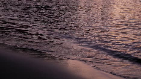 Friedlicher-Abend,-Sanfte-Wellen,-Ruhige-Meeresküste,-Vom-Meerwasser-Umspülter-Sand