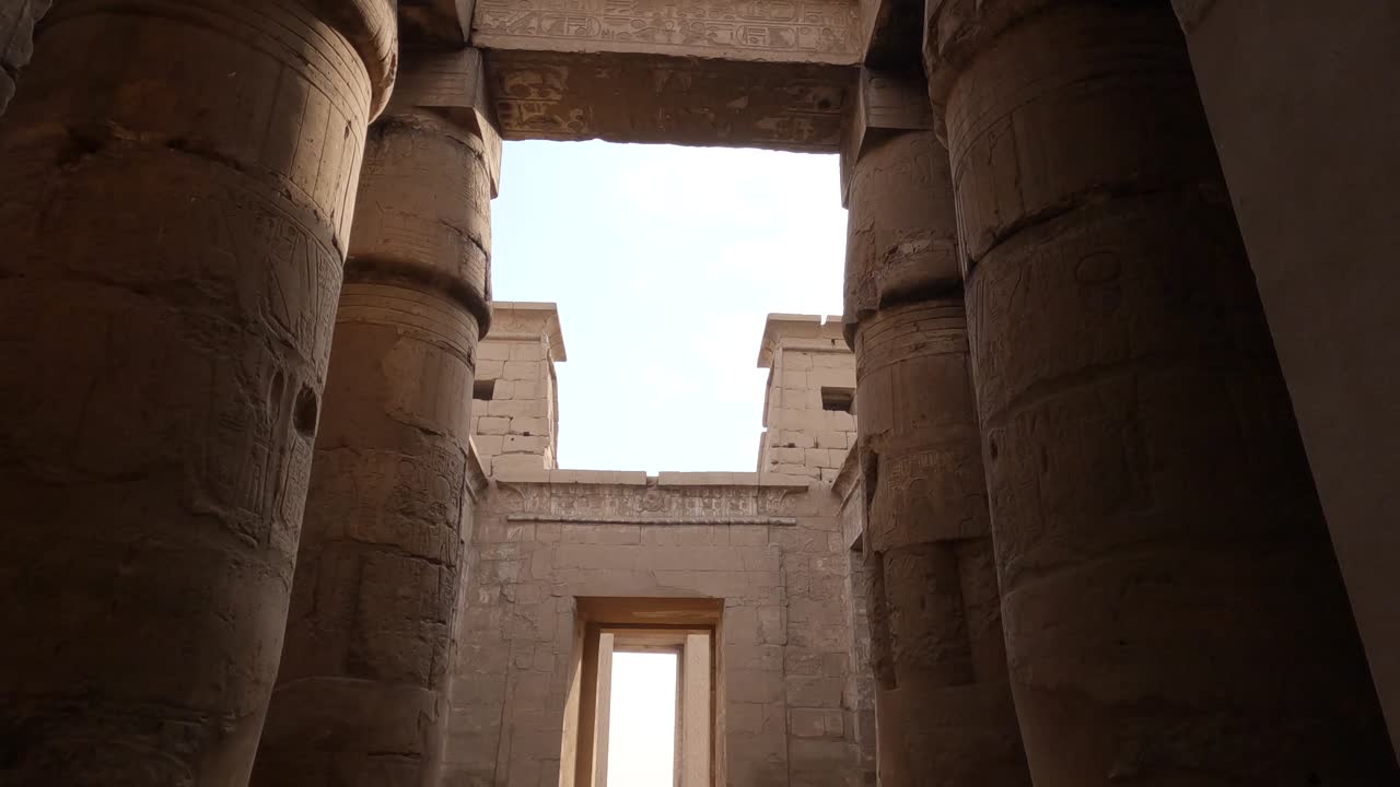 mirando hacia arriba a través de pilares redondos tallados en el templo de karnak en luxor