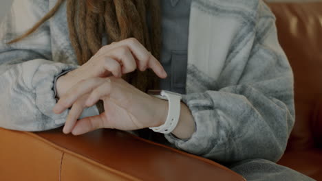 mujer usando un reloj inteligente