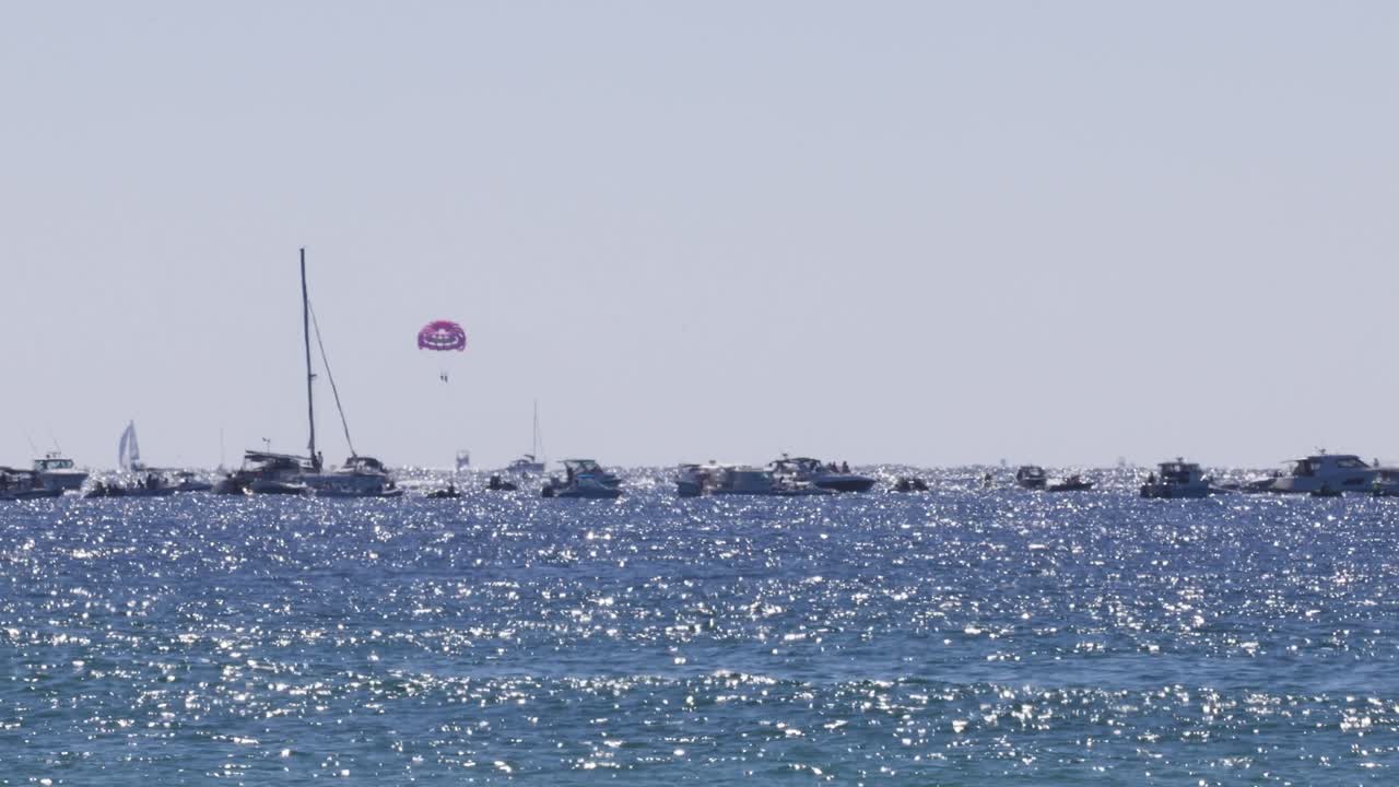 반이는 바다 물 위 에 있는 패러세일 과 세일 보트