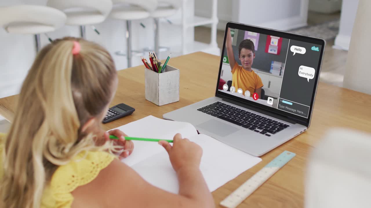 chica caucásica haciendo la tarea y teniendo una videollamada con un compañero de clase en una computadora portátil en casa
