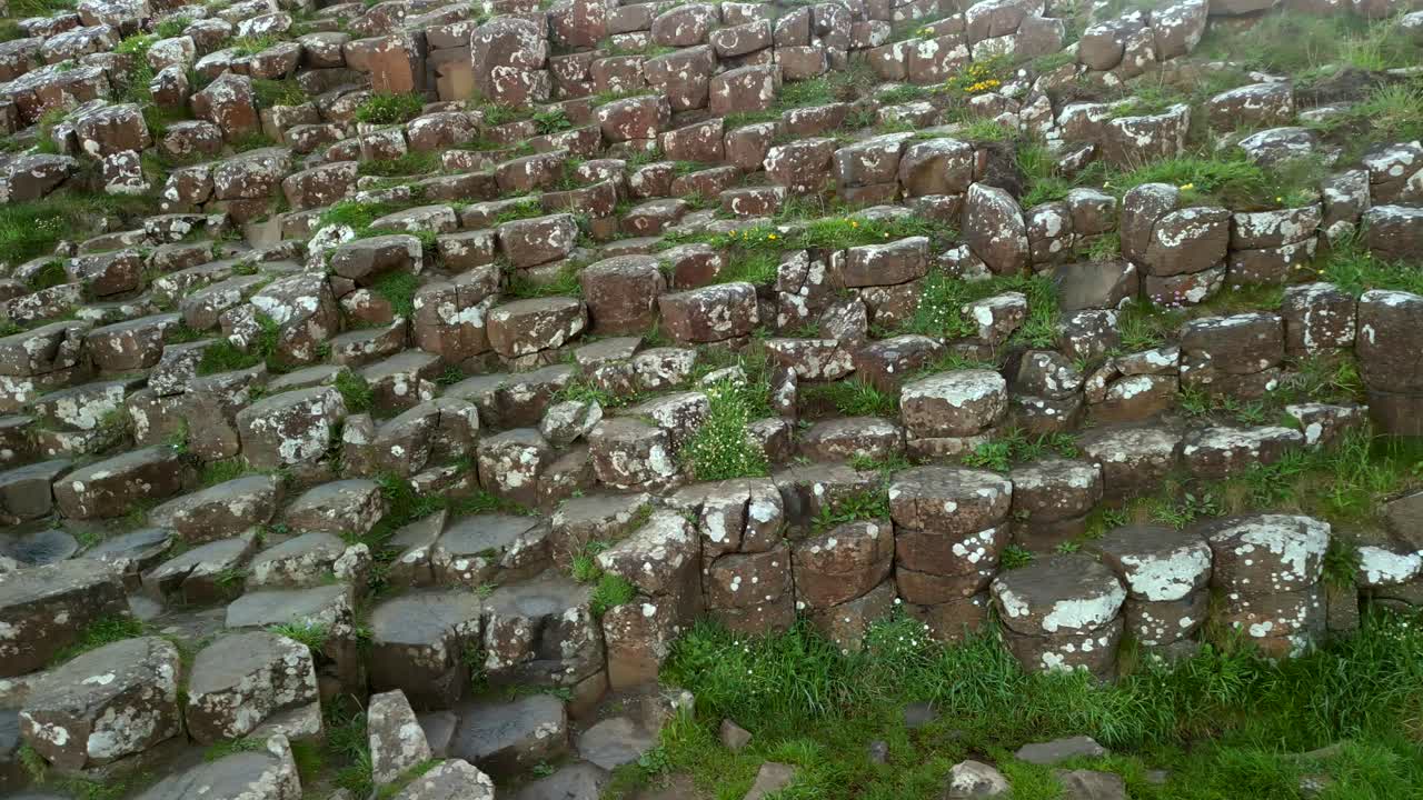 북아일랜드 안트림 카운티의 자이언트스 캐스웨이 (giant's causeway) 에 있는 바살트 돌의 공중 촬영