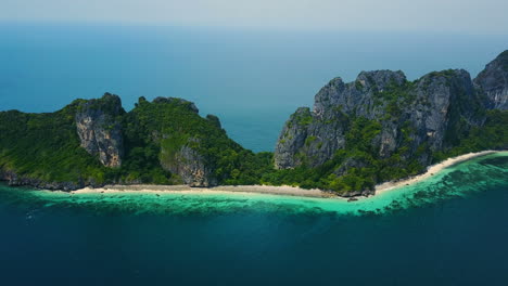 impresionante vista aérea de la isla koh phi phi rodeada de aguas turquesas y claras