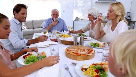 familia brindando en la mesa de la cena