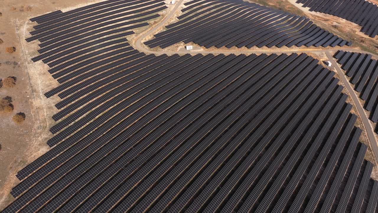 Dronefoto af udstrakt solcellepark i landlige Sideras, Grækenland