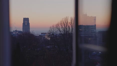 Zeitraffer-Von-Wills-Memorial,-Bristol-Während-Des-Sonnenaufgangs-Mit-Einem-Fenster-Im-Vordergrund