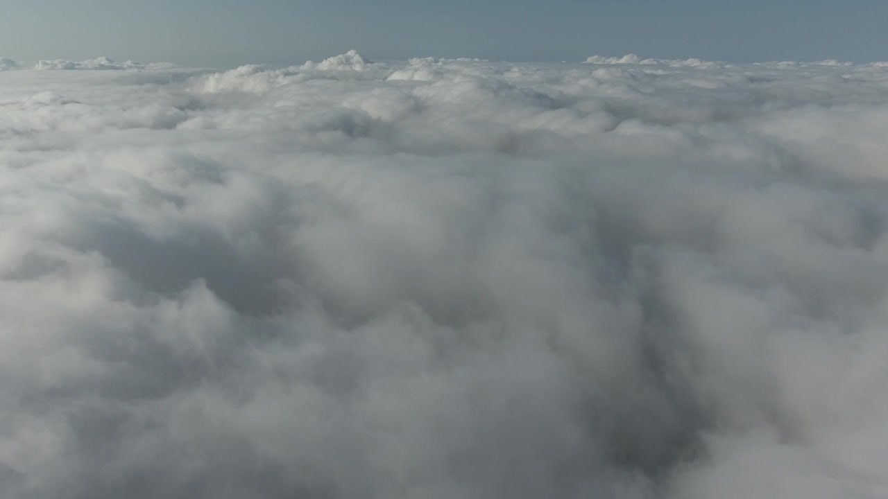 Luftfoto af tætte hvide skyer og overskyet himmel.