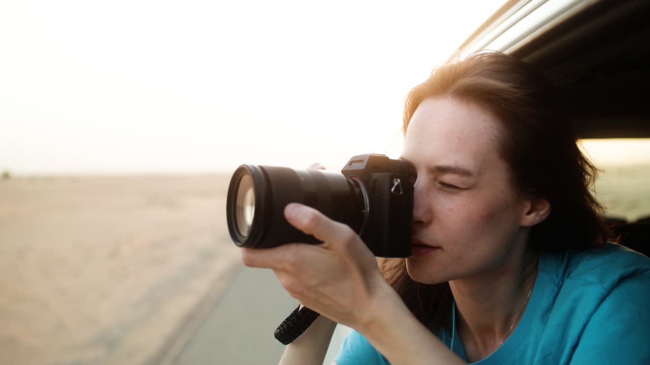 자동차 를 타고 여행 하는 여자