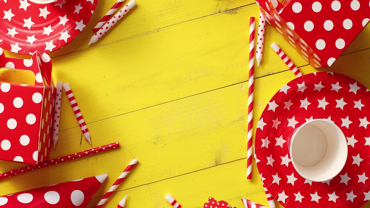 accesorios festivos rojos en círculo