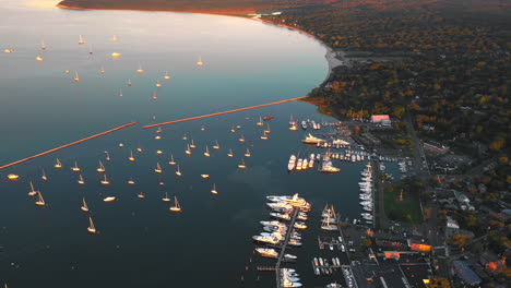 Vista-Aérea-De-Barcos-De-Lujo-En-El-Puerto-De-Sag,-Los-Hamptons