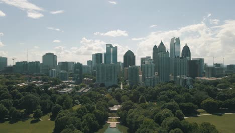 Increíbles-Imágenes-De-Drones-Del-Centro-De-Atlanta-Y-El-Parque-Piedmont-En-Un-Día-Soleado