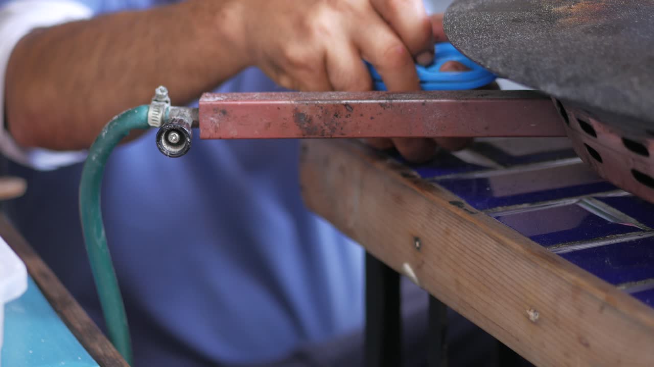 hombre encendiendo una parrilla de gas
