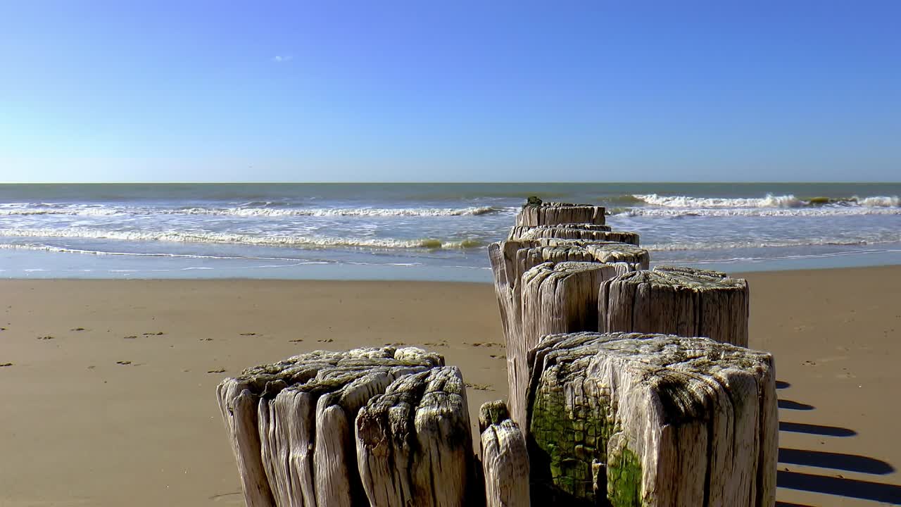 la playa, el mar, el cielo azul y ninguna gente