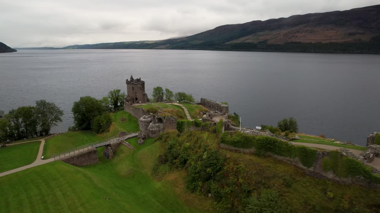 스코틀랜드 고원 에 있는 우크하트 성 과 네스 호수 의 공중 사진