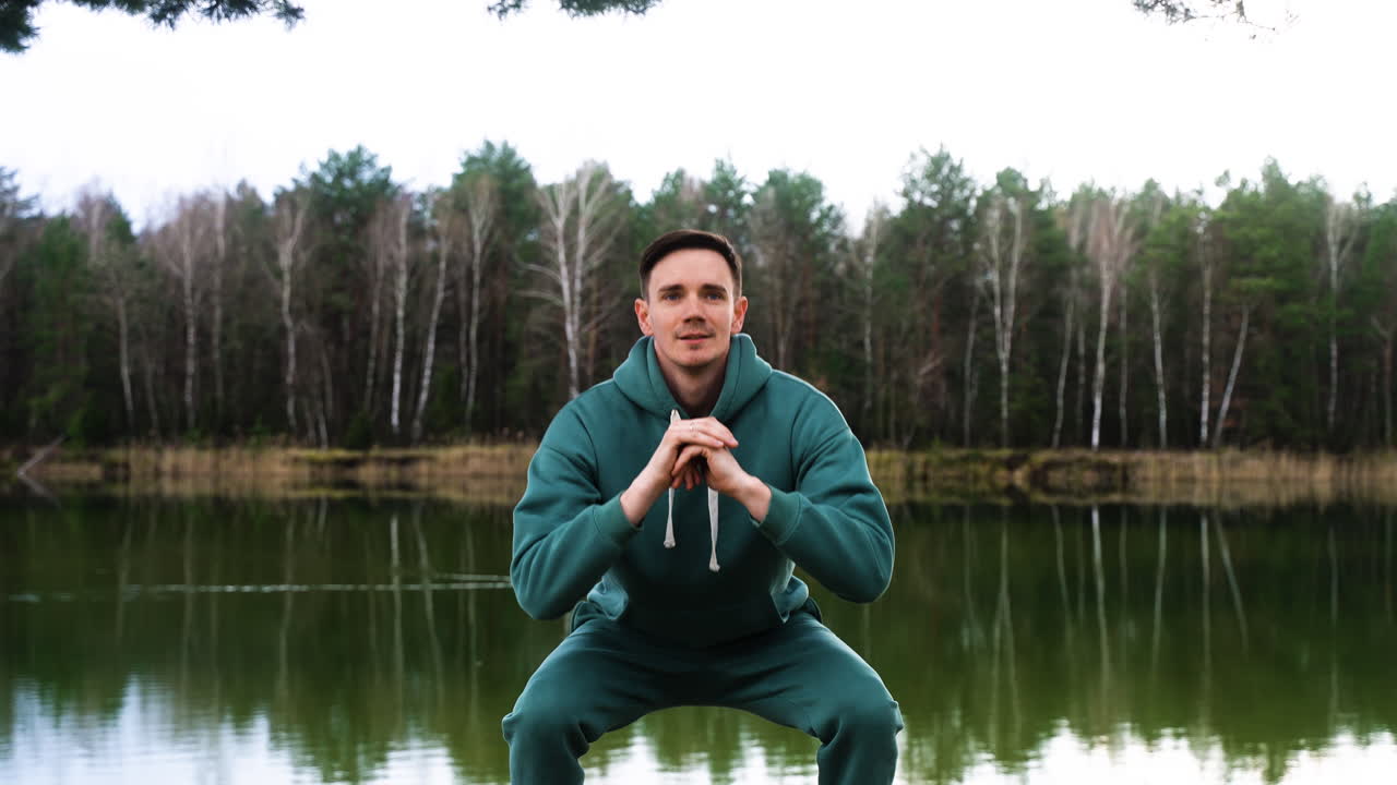 мужчина, занимающийся спортом на открытом воздухе