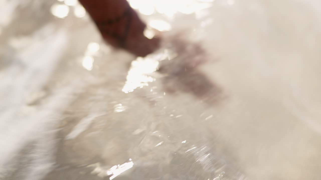 해변, 섬 그리고 바다에서 물에 손