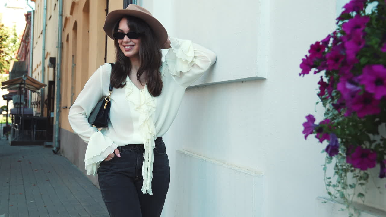 mujer elegante en un traje de calle de la ciudad