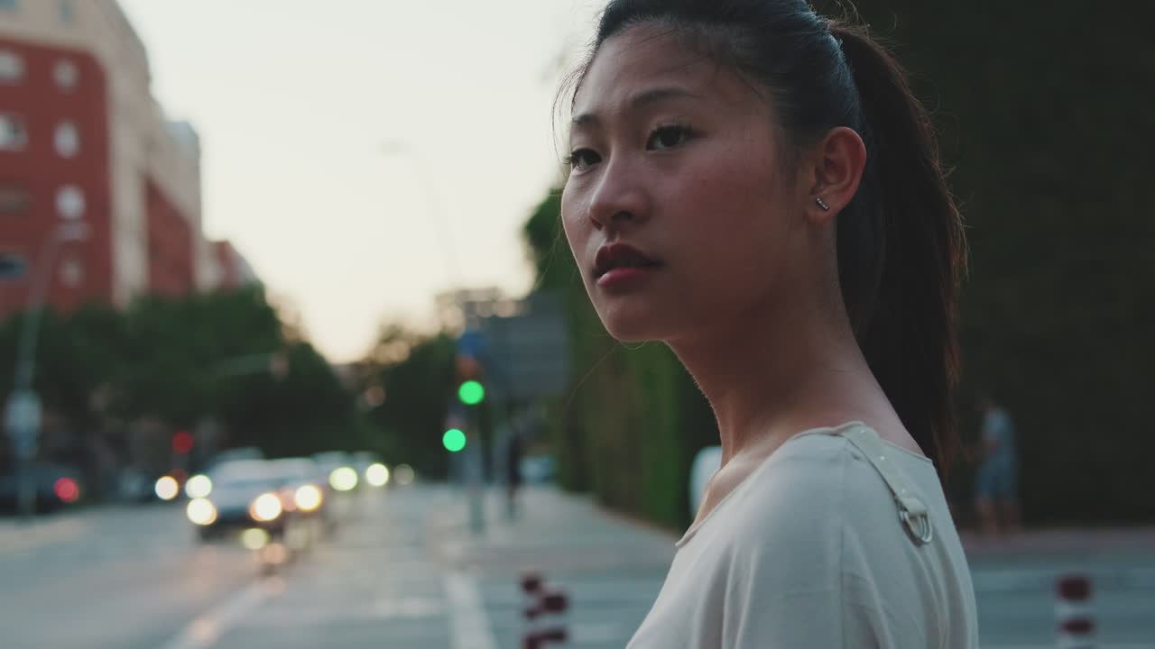 도시에서 아시아 여자