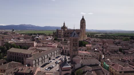 Luftaufnahme-Der-Skyline-Der-Kirche-St.-Stephen-Und-Der-Kathedrale-Von-Segovia