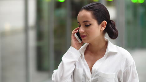 mujer de primer plano hablando por teléfono. mujer de negocios teniendo una conversación por teléfono móvil