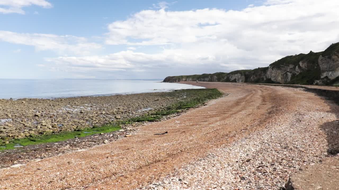 hermoso paisaje de blast beach en la costa inglesa con acantilados