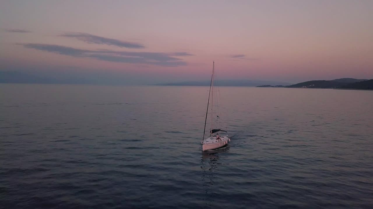 drone 4k velero en la puesta de sol mar adriático antena
