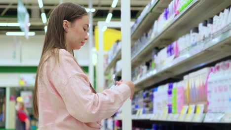 mujer comprando productos de belleza en un supermercado