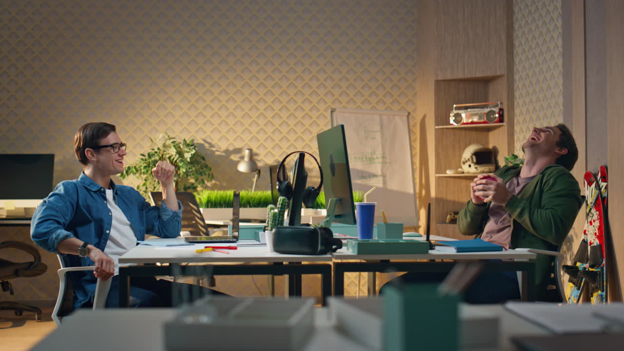 웃는 동료들이 함께 이야기하는 직장. 웃는 남자가 공을 던지고 놀고 있다.