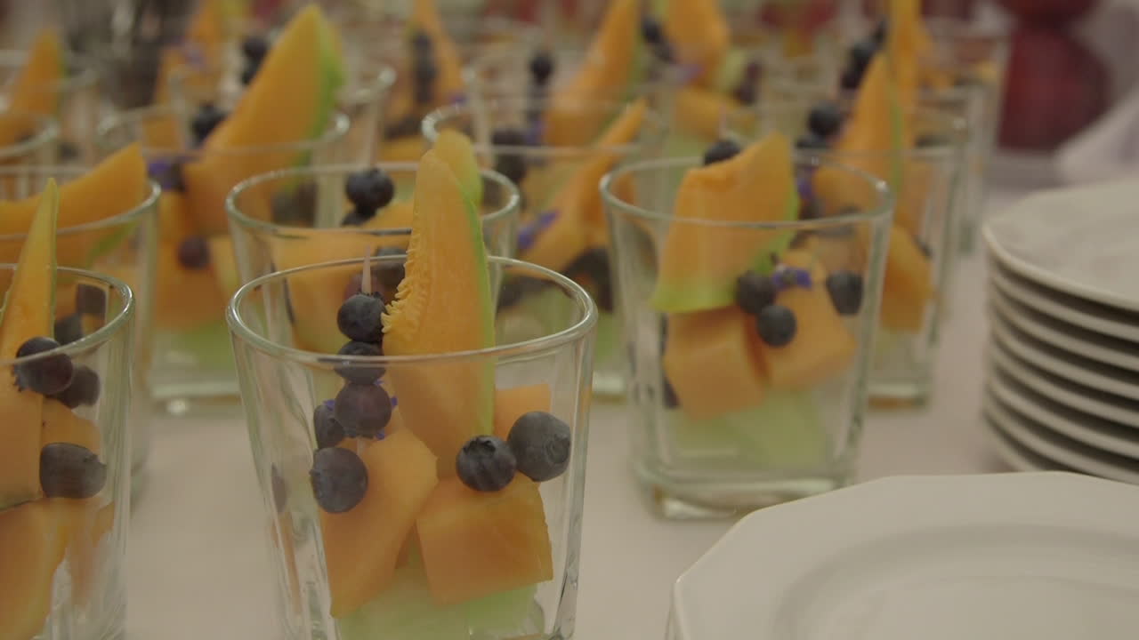 postres de frutas frescas con melón, arándanos y piña