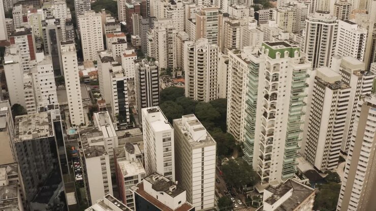 Imagens aéreas de drone mostrando arranha-céus e torres do centro de São Paulo, Brasil