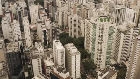 fotografía aérea de un avión no tripulado que muestra edificios de gran altura y torres del centro de sao paulo, brasil