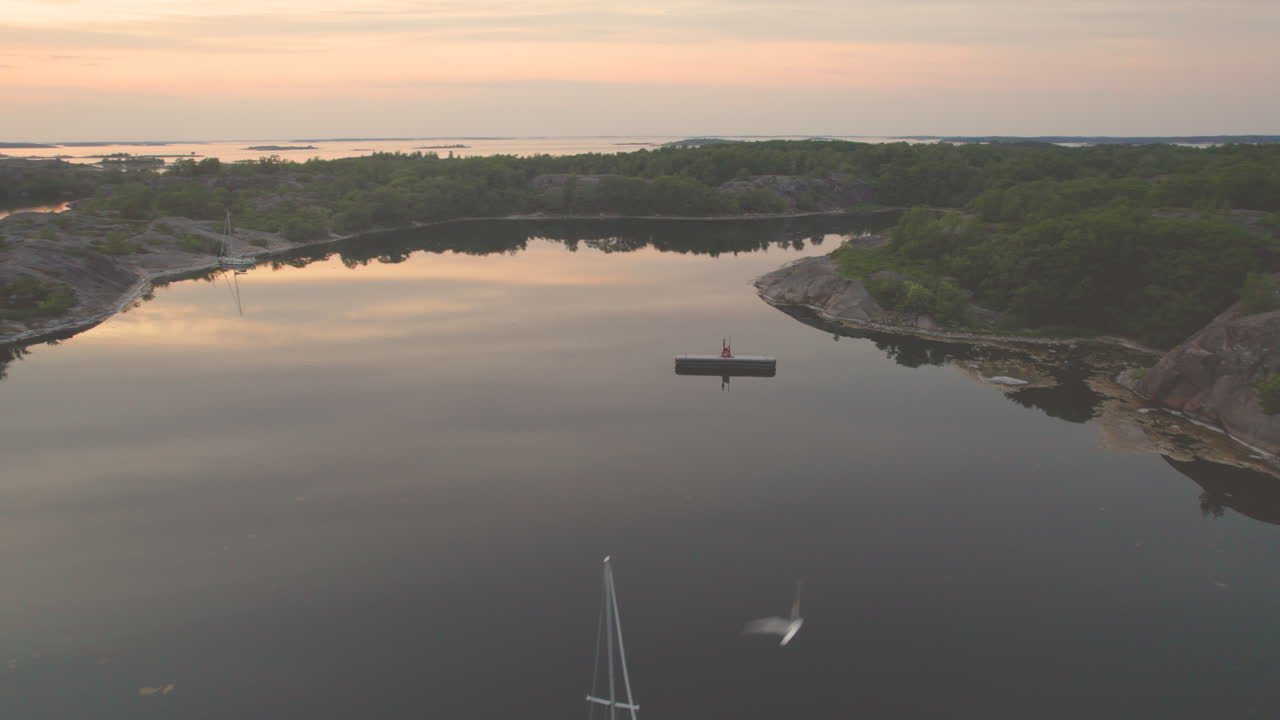 toma panorámica del puerto natural con barcos de vela anclados