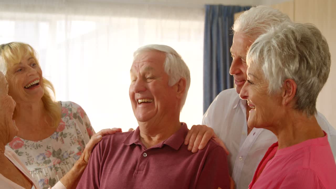 행복 한 노인 친구 들 이 함께 시간 을 보내는 것