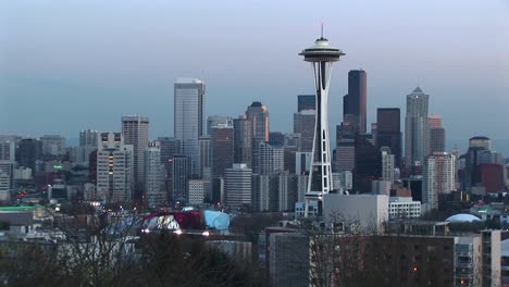 vista aérea da histórica agulha espacial de seattle e o aglomerado de arranha-céus ao seu redor
